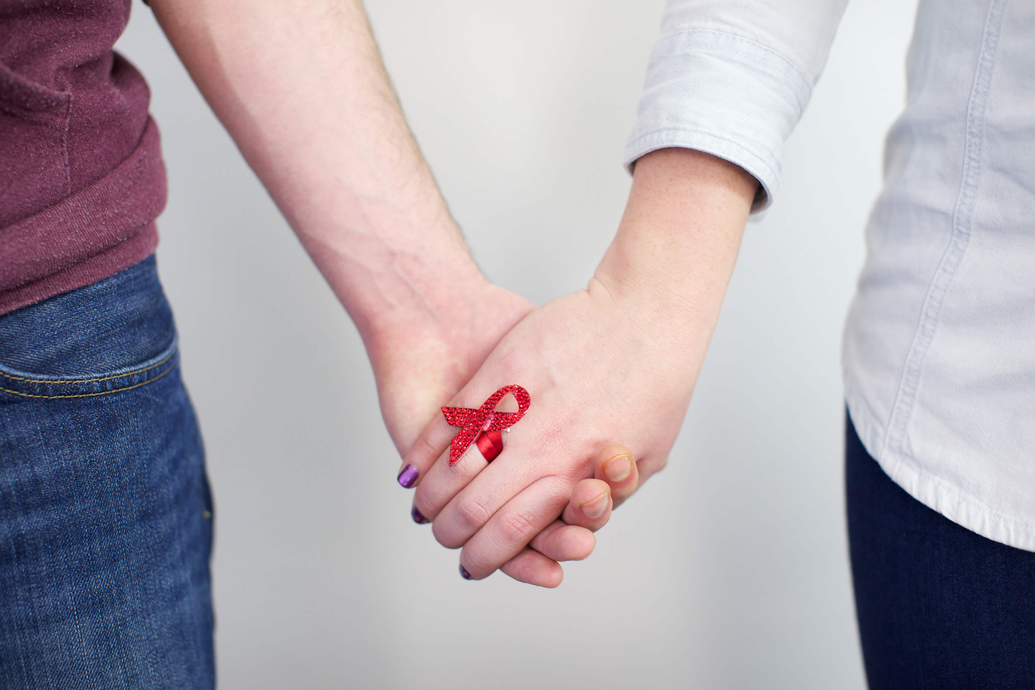 https://www.dotmug.net/wp-content/uploads/2015/12/Girl_Boy_holding_hands_red_ribbon_NAT_photo3-1.jpg